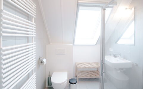 Oesterdam Resort: Eigentum, Sinken, Gebäude, Armatur, Fenster, Badezimmer, Lila, Interior Design, Fussboden