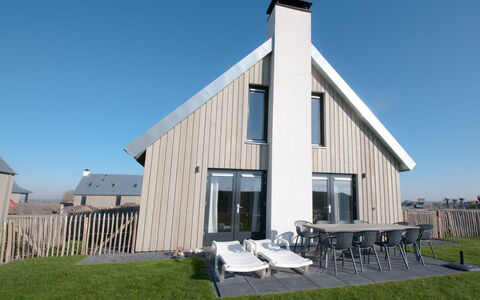 Oesterdam Resort: Himmel, Eigentum, Gebäude, Fenster, Grundstueck, Schatten, Holz, Gras, Hütte, Abstellgleis