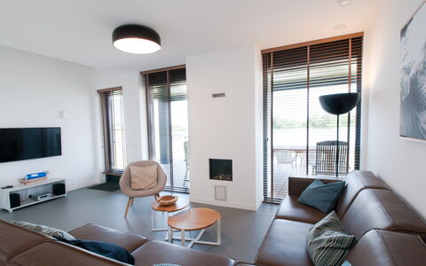Oesterdam Resort: Couch, Möbel, Eigentum, Tabelle, Azurblau, Komfort, Fenster, Stuhl, Schatten, Tür