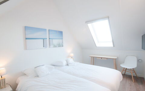 Oesterdam Resort: Schlafzimmer, Zimmer, Möbel, Bett, Eigentum, Bettdecke, Bettrahmen, Interior Design, Wand, Bedding