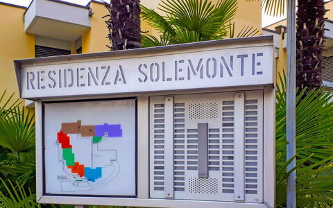 Vista Panorama: Majorelle Blue, Botanik, Baum, Haus, Grundeigentum, Gebäude, Signage, Pflanze, Zimmer, Die Architektur