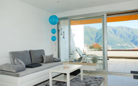 Vista Panorama: Zimmer, Wohnzimmer, Eigentum, Möbel, Interior Design, Kaffetisch, Gebäude, Haus, Tabelle, Fussboden