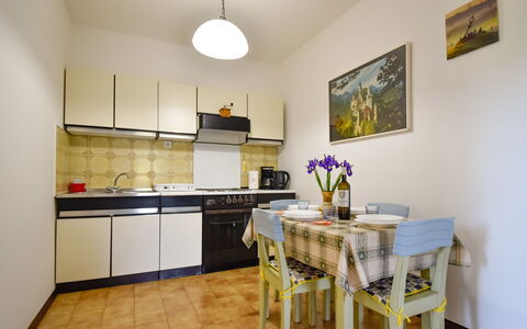 Santin: Zimmer, Eigentum, Möbel, Interior Design, Gelb, Gebäude, Fussboden, Küche, Decke, Grundeigentum