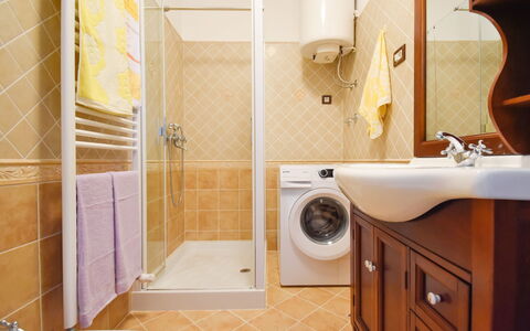 Santin: Badezimmer, Eigentum, Zimmer, Fliese, Zapfhahn, Interior Design, Bad Zubehör, Fussboden, Grundeigentum, Wand