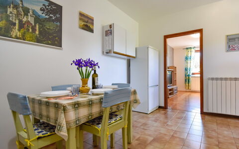 Santin: Zimmer, Eigentum, Möbel, Fussboden, Gelb, Interior Design, Haus, Gebäude, Esszimmer, Grundeigentum