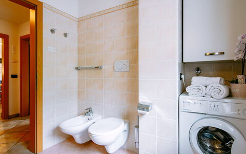 Pozza di Fassa 607: Wäschekammer, Eigentum, Armatur, Wäschetrockner, Badezimmer, Lila, Waschmaschine, Fussboden, Toilette