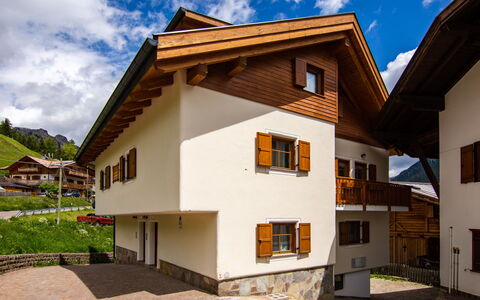 Pozza di Fassa 607: Himmel, Wolke, Gebäude, Pflanze, Eigentum, Fenster, Haus, Die Architektur, Baum