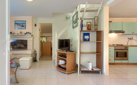 Lavanda: Cabinetry, Zimmerpflanze, Regal, Regale, Interior Design, Haushaltsgerät, Schublade, Holz, Küche, Fussboden