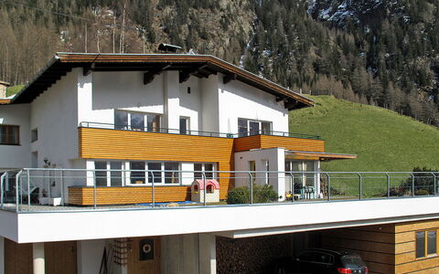 Huben 603: Gebäude, Fenster, Pflanze, Fahrzeug, Rad, Haus, Holz, Baum, Auto