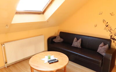 Ferienhof Peters 601.1: Möbel, Eigentum, Couch, Tabelle, Komfort, Holz, Interior Design, Beleuchtung, Wohnzimmer, Die Architektur