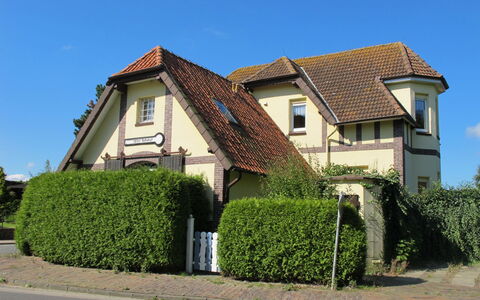 Alter Bahnhof: Himmel, Pflanze, Gebäude, Fenster, Haus, Grundstueck, Gras, Strauch, Grundeigentum, Strassenbelag