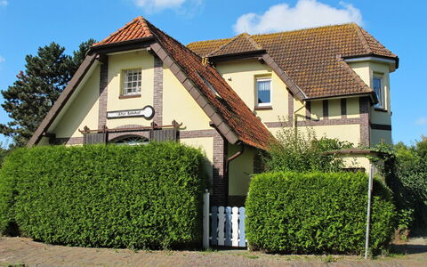 Alter Bahnhof: Himmel, Pflanze, Eigentum, Gebäude, Fenster, Wolke, Haus, Grundstueck, Baum