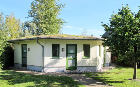 Am Haferland: Himmel, Pflanze, Gebäude, Fenster, Baum, Haus, Tür, Grundstueck, Schatten