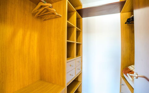 Les Savines: Zimmer, Gelb, Eigentum, Wand, Möbel, Decke, Haus, Interior Design, Die Architektur, Gebäude