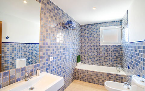 Les Savines: Badezimmer, Eigentum, Fliese, Zimmer, Grundeigentum, Interior Design, Gebäude, Wand, Die Architektur, Haus