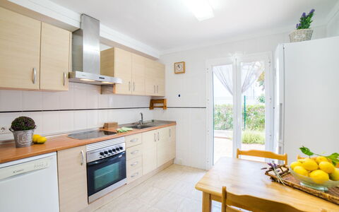 Les Savines: Zimmer, Eigentum, Küche, Möbel, Gelb, Interior Design, Cabinetry, Countertop, Gebäude, Haus