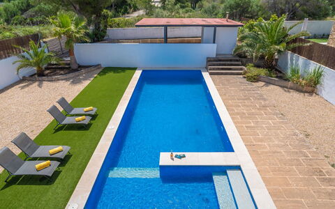 Villa Mut: Pflanze, Wasser, Eigentum, Gebäude, Azurblau, Schwimmbad, Gras, Gewässer, Urban Design, Freizeit