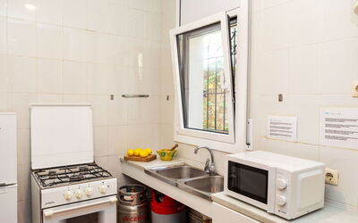 S'Olivera Nº4 603.4: Cabinetry, Küchengerät, Haushaltsgerät, Countertop, Küche, Herd, Interior Design, Mikrowelle, Major Appliance, Fussboden