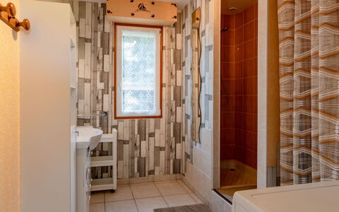 Chez Lilo: Holz, Interior Design, Tür, Fussboden, Flooring, Hartholz, Holzbeize, Grundeigentum, Gebäude