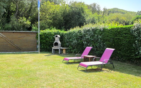Chez Laurette: Pflanze, Himmel, Möbel, Eigentum, Pflanzengemeinschaft, Blatt, Botanik, Stuhl, Baum, Gartenmöbel