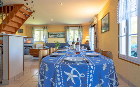 Chez Laurette: Tabelle, Möbel, Eigentum, Fenster, Azurblau, Stuhl, Interior Design, Die Architektur, Dekoration, Tischdecke