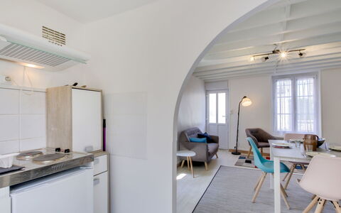 Les Portes Cartier: Möbel, Gebäude, Cabinetry, Fenster, Tabelle, Stuhl, Holz, Herd, Countertop, Interior Design