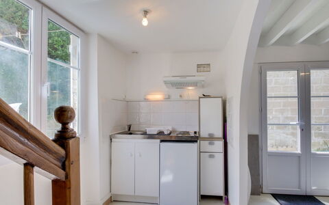 Les Portes Cartier: Eigentum, Cabinetry, Gebäude, Fenster, Holz, Interior Design, Flooring, Fussboden, Hartholz