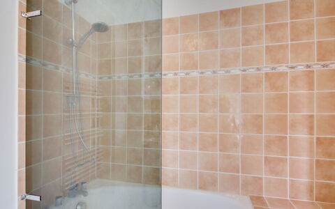 Les Portes Cartier: Badewanne, Armatur, Duschkopf, Zapfhahn, Badezimmer, Interior Design, Beleuchtung, Die Architektur, Holz