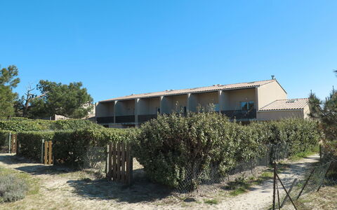 Carcans Plage 601: Himmel, Pflanze, Pflanzengemeinschaft, Gebäude, Fenster, Baum, Grundstueck, Schatten, Landschaft, Haus
