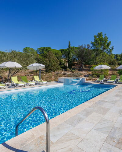 Les Garrigues D'Ozilhan: Wasser, Himmel, Pflanze, Schwimmbad, Baum, Gartenmöbel, Regenschirm, Schatten, Freizeit, Stuhl
