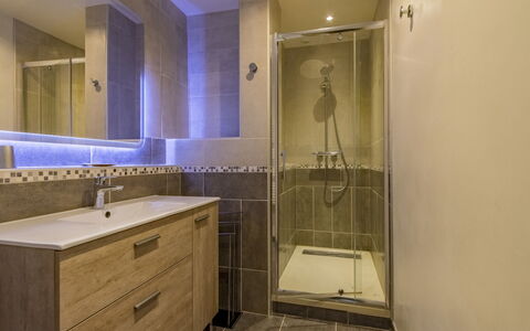 La Grive: Badezimmerschrank, Armatur, Zapfhahn, Cabinetry, Gebäude, Sinken, Spiegel, Bad Sink, Badezimmer, Duschtür