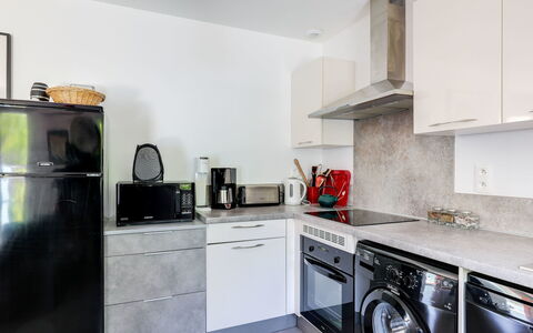Villa Robinson: Eigentum, Zimmer, Küche, Countertop, Cabinetry, Möbel, Major Appliance, Interior Design, Gebäude, Grundeigentum