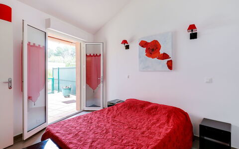 Villa Robinson: Schlafzimmer, Zimmer, Rot, Eigentum, Möbel, Interior Design, Bett, Bettdecke, Haus, Wand