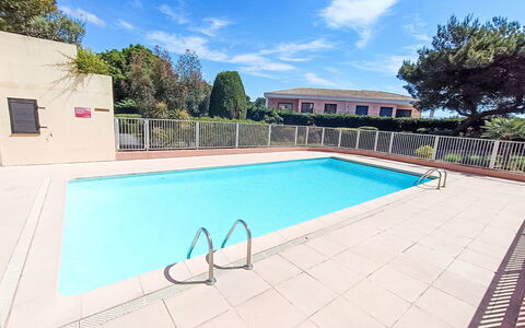 Résidence les Sangliers: Schwimmbad, Wohngebiet, Resort, Gartenmöbel, Estate, Schatten, Hazienda, Landscaping, Garten, Villa