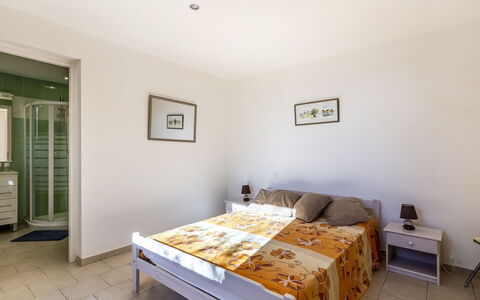 La Petite Toscane: Möbel, Eigentum, Holz, Fenster, Komfort, Schatten, Bettrahmen, Farbe, Interior Design