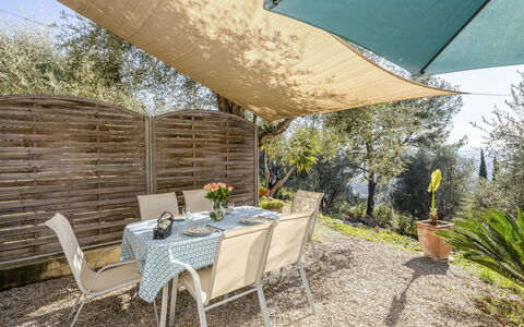 La Petite Toscane: Pflanze, Tabelle, Eigentum, Möbel, Stuhl, Gebäude, Schatten, Blumentopf, Tisch Im Freien, Gartenmöbel