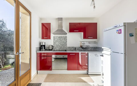 La Petite Toscane: Cabinetry, Eigentum, Countertop, Sinken, Zapfhahn, Herd, Holz, Beleuchtung, Spüle, Interior Design