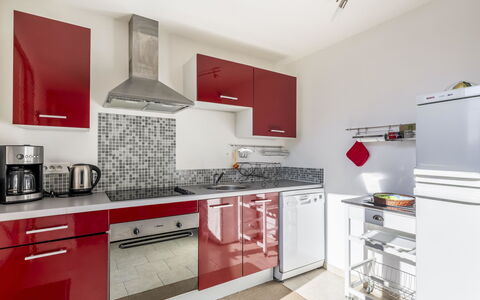 La Petite Toscane: Cabinetry, Countertop, Eigentum, Herd, Gebäude, Küche, Zapfhahn, Küchengerät, Interior Design, Herd