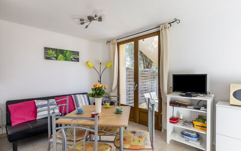 La Petite Toscane: Möbel, Eigentum, Tabelle, Bilderrahmen, Haushaltsgerät, Interior Design, Schreibtisch, Fernsehen, Gelb, Holz