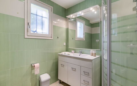 La Petite Toscane: Spiegel, Sinken, Zapfhahn, Eigentum, Badezimmerschrank, Armatur, Gebäude, Cabinetry, Bad Sink, Badezimmer