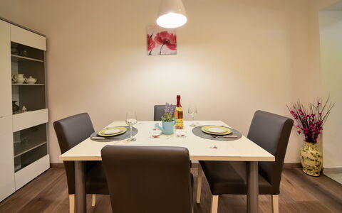 Sandra: Zimmer, Esszimmer, Interior Design, Möbel, Tabelle, Eigentum, Beleuchtung, Fussboden, Gebäude, Decke