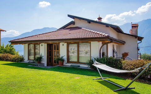 Villa del Sole: Himmel, Wolke, Pflanze, Gebäude, Eigentum, Fenster, Tür, Haus, Schatten, Gras