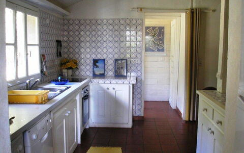 Hollebarde: Zimmer, Eigentum, Fussboden, Möbel, Gebäude, Interior Design, Countertop, Küche, Sinken, Haus