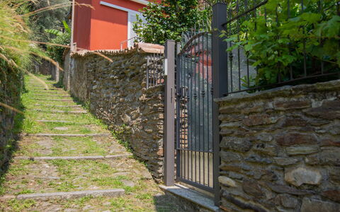 Casa Bel Sit: Wand, Steinwand, Eigentum, Eisen, Mauerwerk, Zaun, Haus, Baum, Landschaft, Geländer