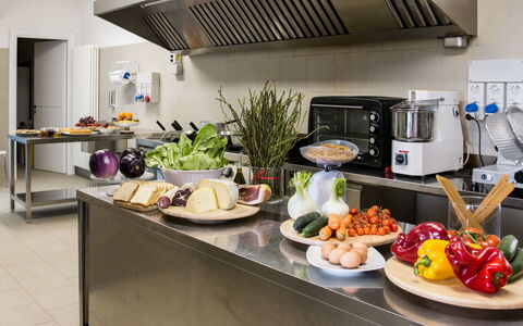 Futura: Essen, Geschirr, Countertop, Küche, Haushaltsgerät, Dishware, Küchengerät, Interior Design, Zutat