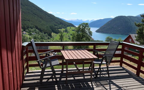 Hammaren: Himmel, Berg, Wasser, Pflanze, Wolke, Baum, Holz, Zaun, Veranda, Natürliche Landschaft