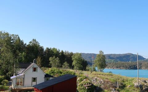 Bjørkeneset: Pflanze, Wasser, Himmel, Baum, Fenster, Gebäude, Natürliche Landschaft, Haus, Hochland, See