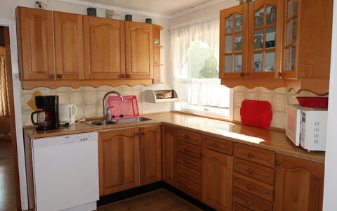 Bjørkeneset: Cabinetry, Countertop, Eigentum, Küche, Holz, Fenster, Schublade, Haushaltsgerät, Flooring, Fussboden