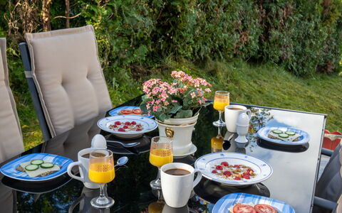 Soltun: Geschirr, Tabelle, Pflanze, Möbel, Dishware, Essen, Tasse, Textil, Stuhl, Drinkware
