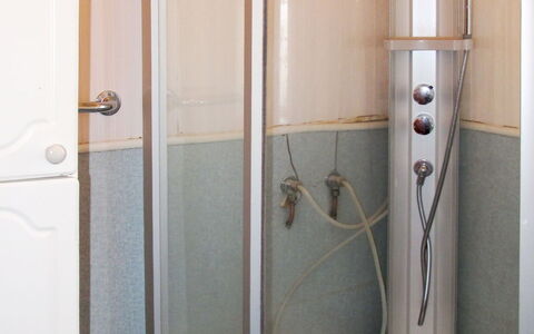 Gamlahuset: Eigentum, Tür, Duschtür, Armatur, Interior Design, Badezimmer, Flooring, Fussboden